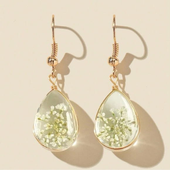 Jewelry - 🆕 Dried Flower Glass Teardrop Earrings NWT